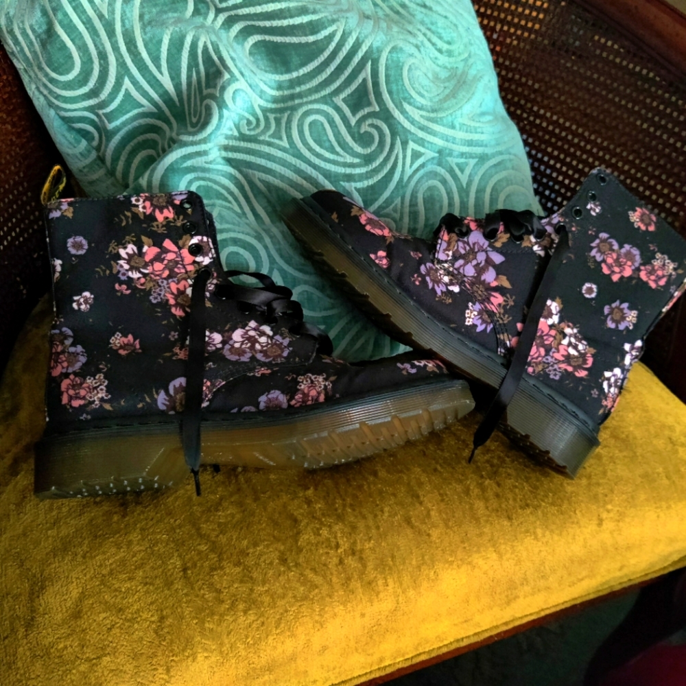 Doc Martens Beckett Wild Rose Size 8 women's